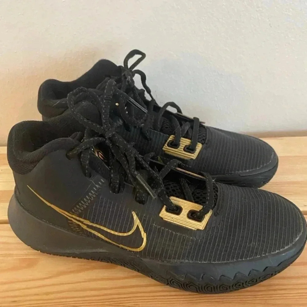 Nike Youth Boys Kyrie Black Basketball Shoes - Picture 6 of 9